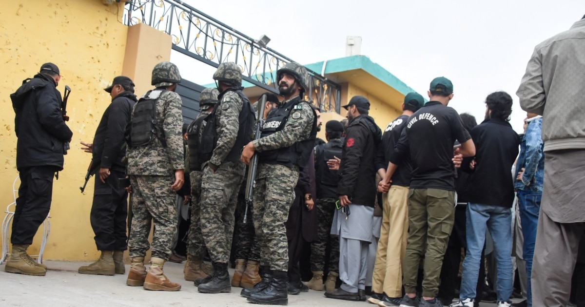 Најмалку 30 луѓе загинаа при бомбашки напад врз  џамија во Пакистан