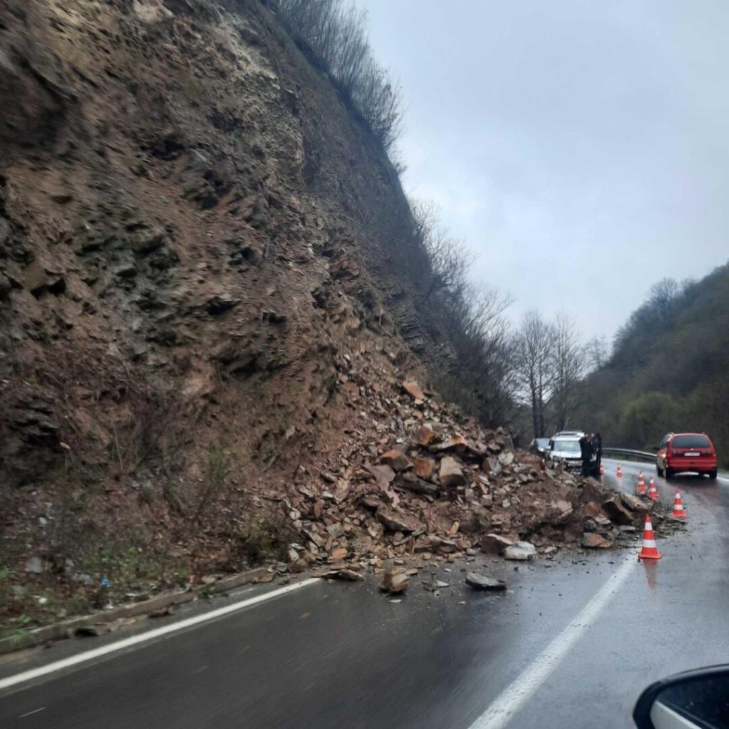 Одрон на патот Кичево-Гостивар кај Колари