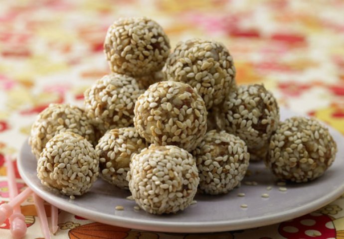 РЕЦЕПТ НА ДЕНОТ: Пилешки солени бомбици со сусам 