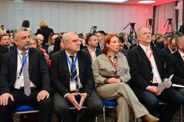 СДСМ за најавениот „туристички бум“: Посетителите гледаат циркус – фасади од гипс и стиропор кои се распаѓаат, згради кои протекуваат…