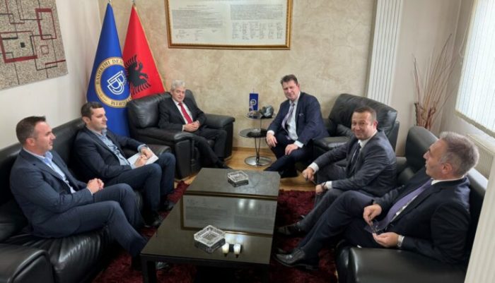 ВРЕДИ: Додека Артан Груби гледа дома ТВ, кај ДУИ има паничен напад од прв до последен, стравот во Мала Речица не е случаен