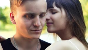 6 НАВИКИ КОИ ЈА ОДРЖУВААТ ЉУБОВТА: Одржувајте ја нежноста и блискоста, дури и кога сè изгледа тешко