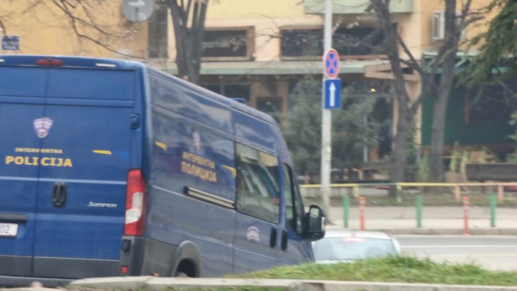 Уапсена полицајка и 35-годишен скопјанец: Со службен пиштол тепале и се заканувале во кафеана во Трубарево