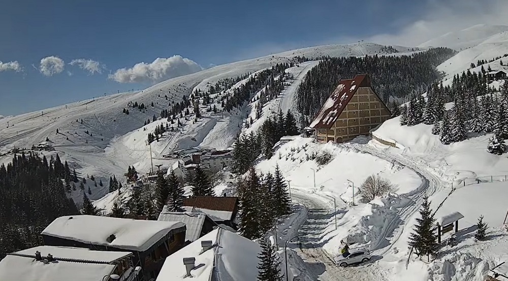 Попова Шапка утринава е со речиси метaр снег 