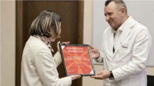 Доктори од софиската болница „Пирогов“ добија признание од македонската амбасадорка за лекувањето на повредените од пожарот во „Пулс“