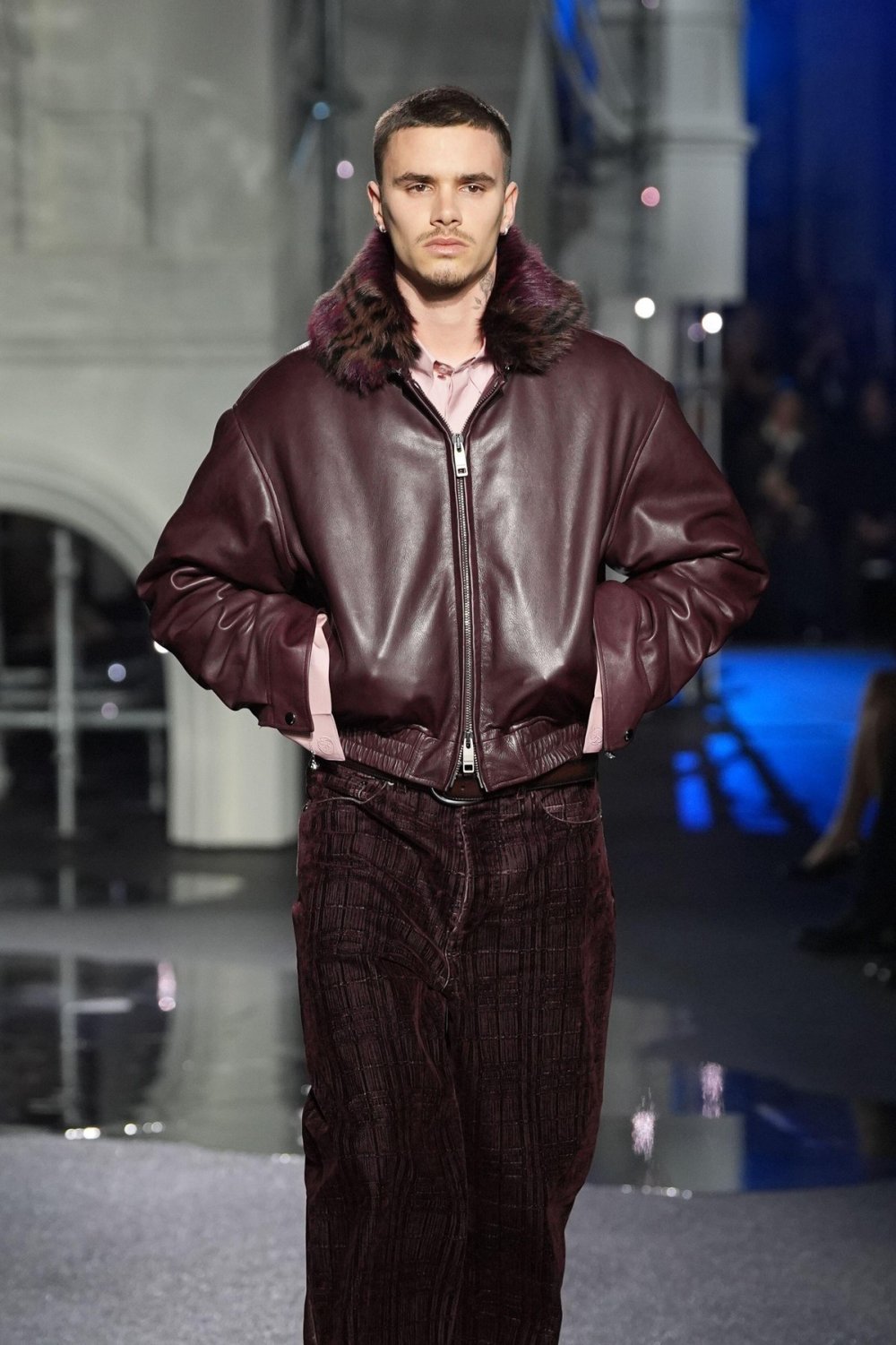 Го освои светот на модата: Младиот Бекам прошета по пистата и го украде шоуто