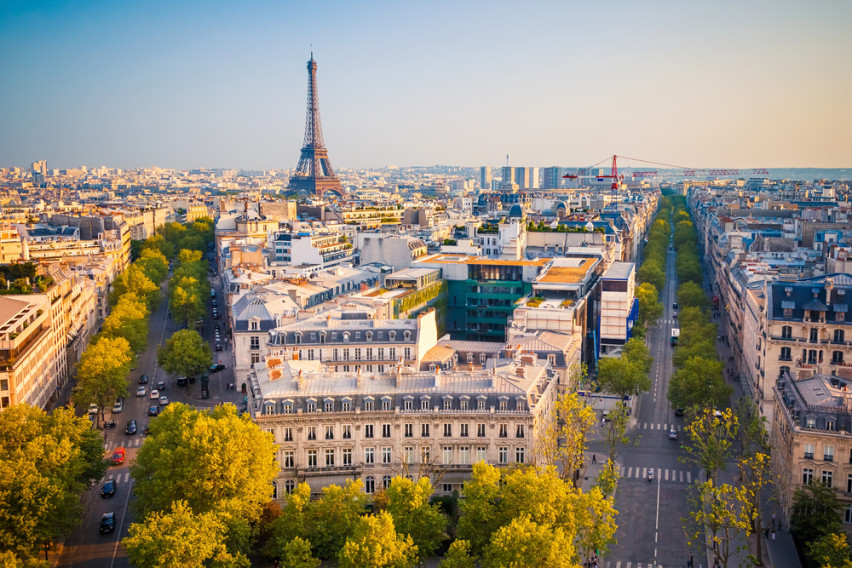 Маж нападна полицаец со нож во Париз