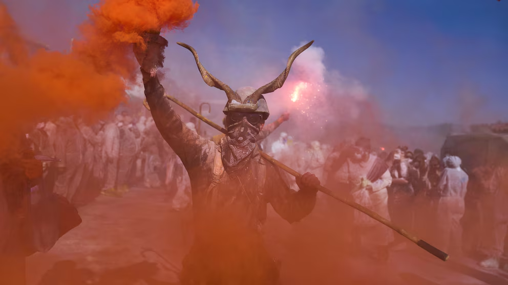 „Војна со брашно“ на улиците на грчкиот град: Мештаните го прославија почетокот на Великиот пост