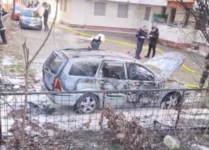 (ВИДЕО) Пожар во Кисела Вода: Автомобил изгоре меѓу згради кај Расадник