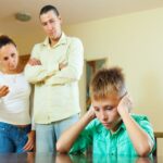 Строгото родителство остава трајни последици кои се манифестираат години подоцна