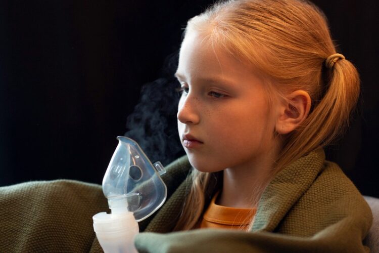 СУВА КАШЛИЦА КОЈА СЕ ЗАСИЛУВА НОЌЕ, ВИСОКА ТЕМПЕРАТУРА И ОТЕЖНАТО ДИШЕЊЕ: Како да ја разликувате пневмонијата од обичната настинка