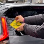 Имате налепница „Бебе во автомобилот“? Полицијата открива зошто тоа не е најдобра идеја