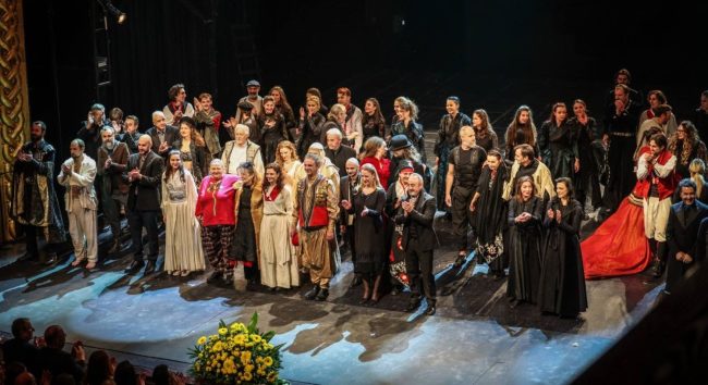 НА АКТЕРОТ ЕНИС БИЛАЛОВИЌ МУ СЕ ЗАБИ ПАРЧЕ ЛЕТВА ВО СТОМАКОТ ЗА ВРЕМЕ НА ПРЕТСТАВА ВО МНТ