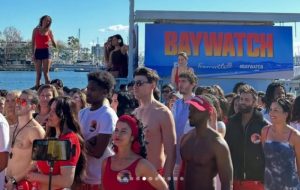 (ВИДЕО+ФОТО) Повеќе од илјада луѓе во црвени костуми дошле на аудицијата за новиот „Baywatch“