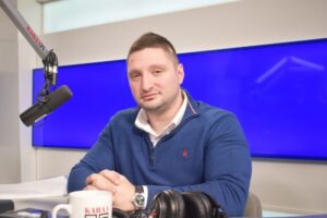 Фрчкоски: Власта ја турка Македонија во изолација, младите се иселуваат