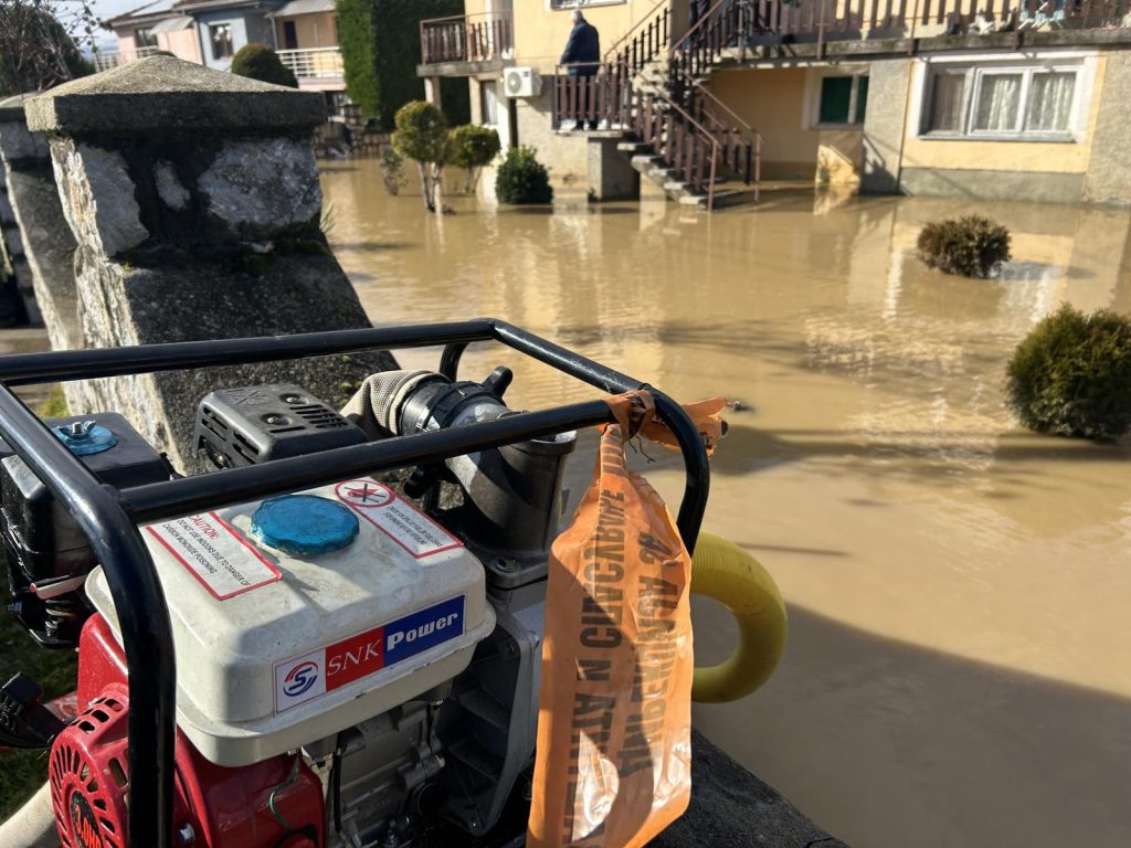 Свлечишта и поплавени домови и улици во Тетово и Гостивар