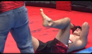 ММА борец ја прослави победата со салто и си ја скрши ногата