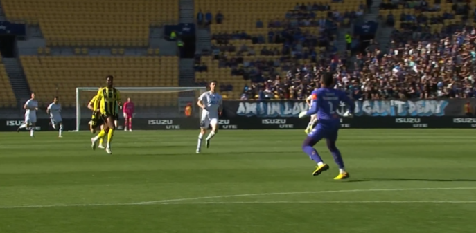 Голманот си даде автогол со глава од над 20 метри (Видео)