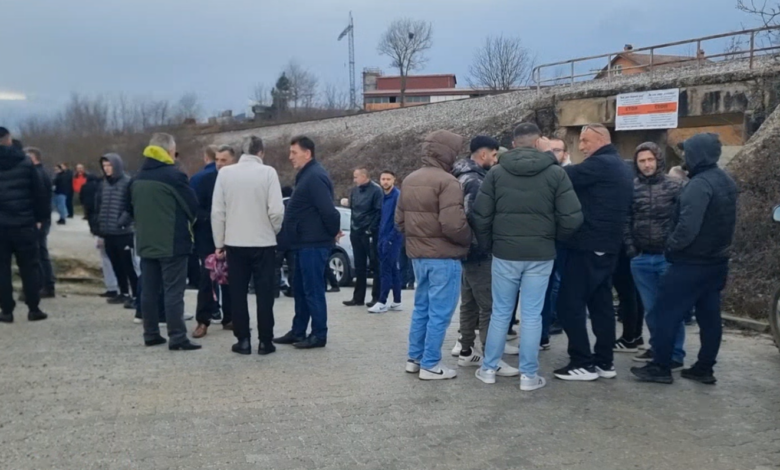 Протест пред општина Кичево на жители од неколку села