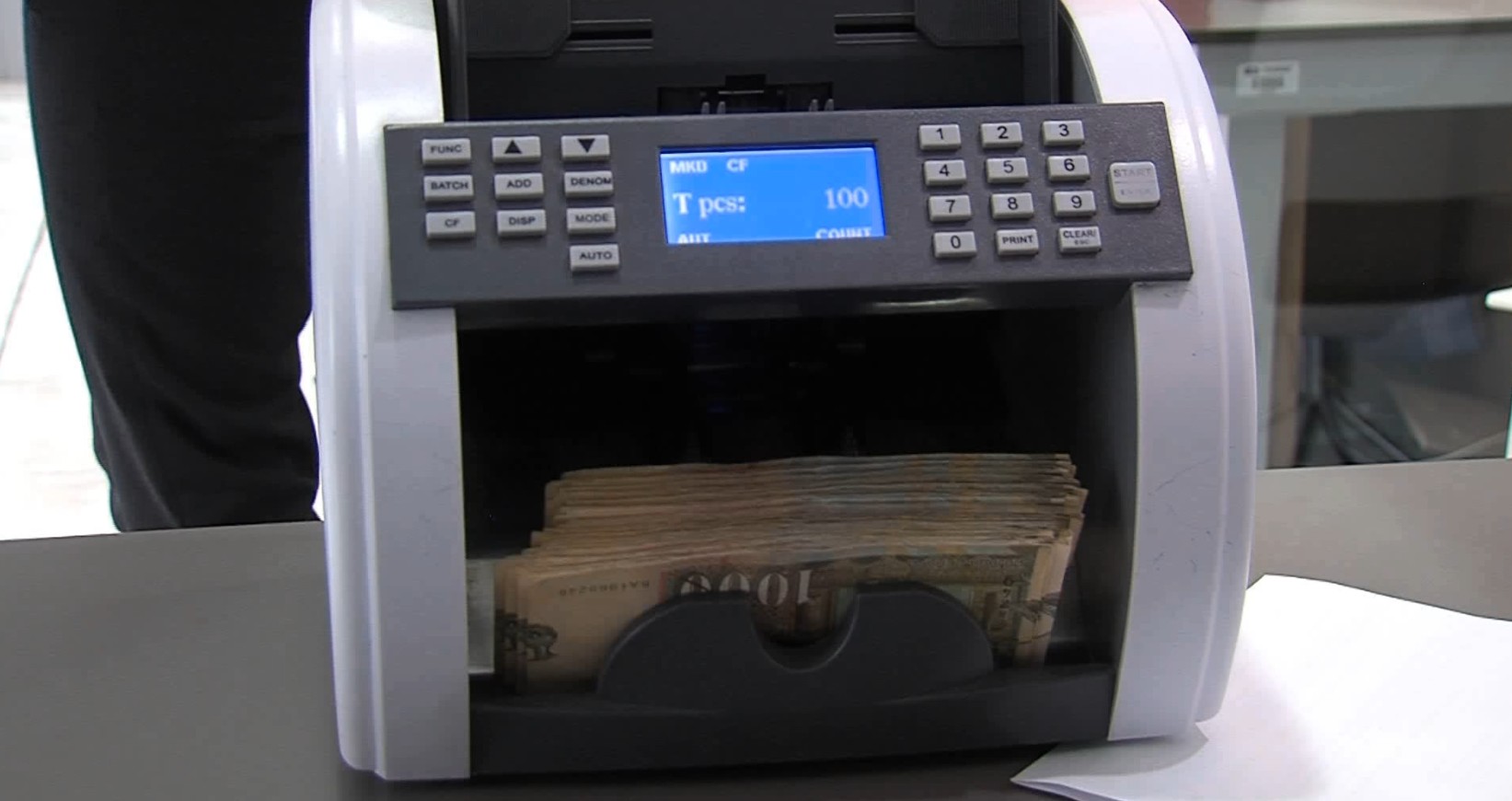 Филипче пресмета од каде да се скрати за да се најдат пари за минималец од 600 евра