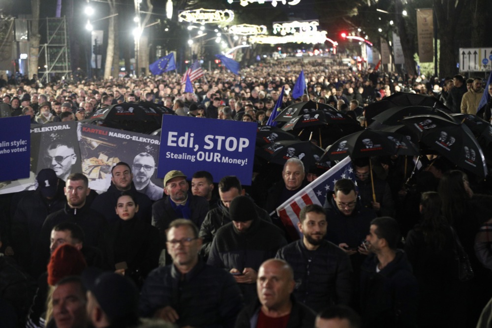 (Видео) Насилни протести во Албанија: Фрлени молотови коктели врз зградата на владата