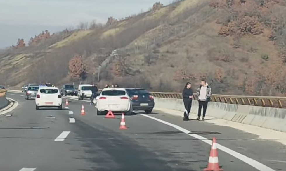(Видео) Пет возила се судрија на автопатот „Штип-Миладиновци“