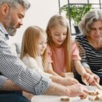 Чувањето внуци е добро за мозокот на бабите и дедовците