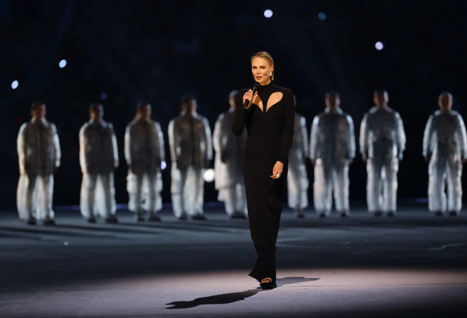 Шарлиз Терон блеска на отворањето на Зимските олимписки игри: Елегантната тоалета ја истакнува нејзината фигура