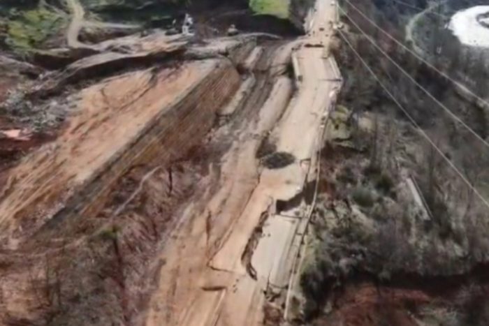 Блокада во Албанија ја парализираше границата со Македонија, триесетина камиони заглавени на Ќафасан