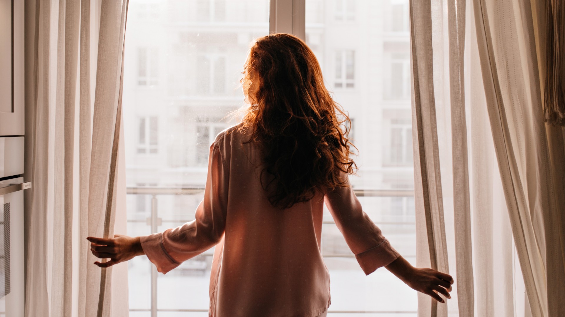 Богатите сѐ повеќе ги исфрлаат завесите: Еве со што ги заменуваат, а пак имаат приватност и светлина