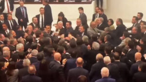 Тепачка меѓу владата и опозицијата во турскиот Парламент