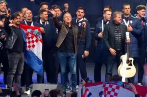 ВИДЕО. Поради контроверзниот Томпсон се проблематизира пречекот на ракометарите во Загреб