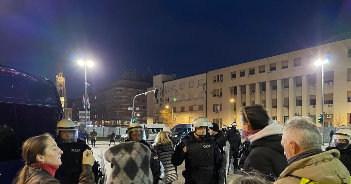 Српската полиција спречи демонстранти да се приближат до Народниот театар, каде се собрани поддржувачите на власта