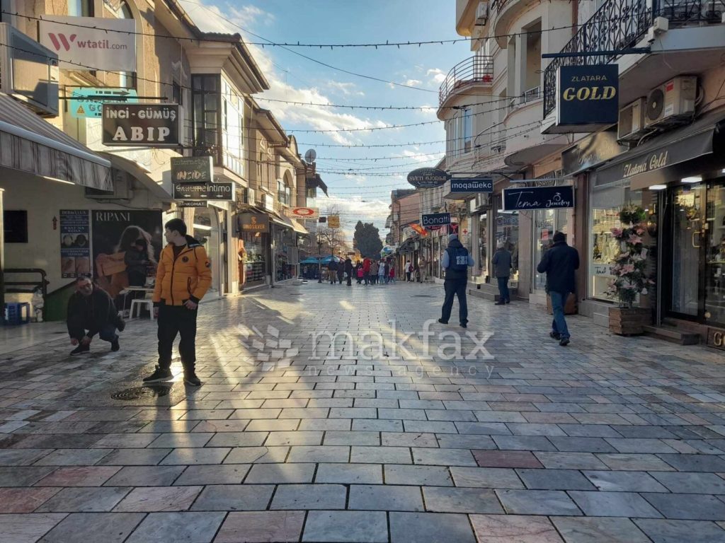 Променливо облачно со сончеви периоди, кон крајот на денот локален дожд