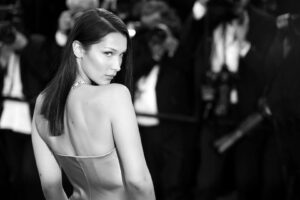 Бела Хадид ја открива тажната реалност на борбата со болест од која страдаат многу познати личности