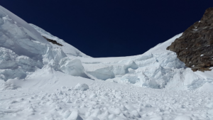 Воз излета од шините поради лавина во Швајцарија, се претпоставува дека има повеќе повредени