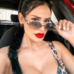 (Фото) Инди објави провокативна фотографија: Нозете во вис, мрежести чорапи и лисици на штиклите