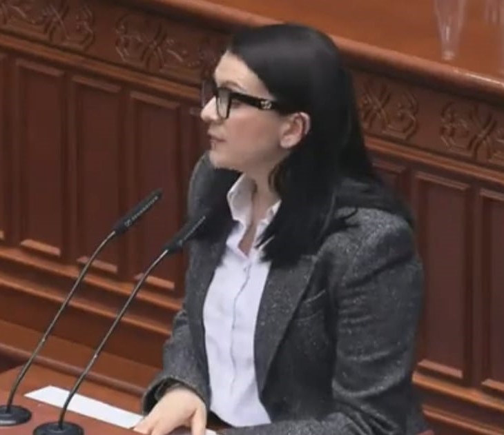 (Видео) Костадиновска-Стојчевска до Алиу: Зошто се кратат пари за пациентите со ретки болести чиј живот е донесен во опасност