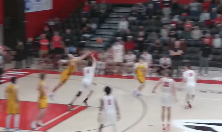 Дали е ова најглупавиот фаул во историјата на кошарката? (Видео)