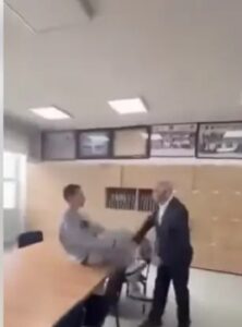 ВИДЕО: Летаат шамари и клоци – ученик се степа со наставник во Приштина