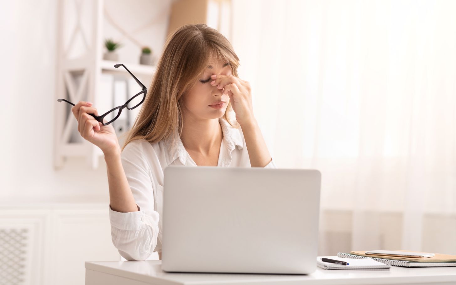 ЗОШТО НАШАТА ЕНЕРГИЈА ОДЕДНАШ ОПАЃА ОКОЛУ 15 ЧАСОТ – ШТО ТРЕБА ДА ПРАВИМЕ?