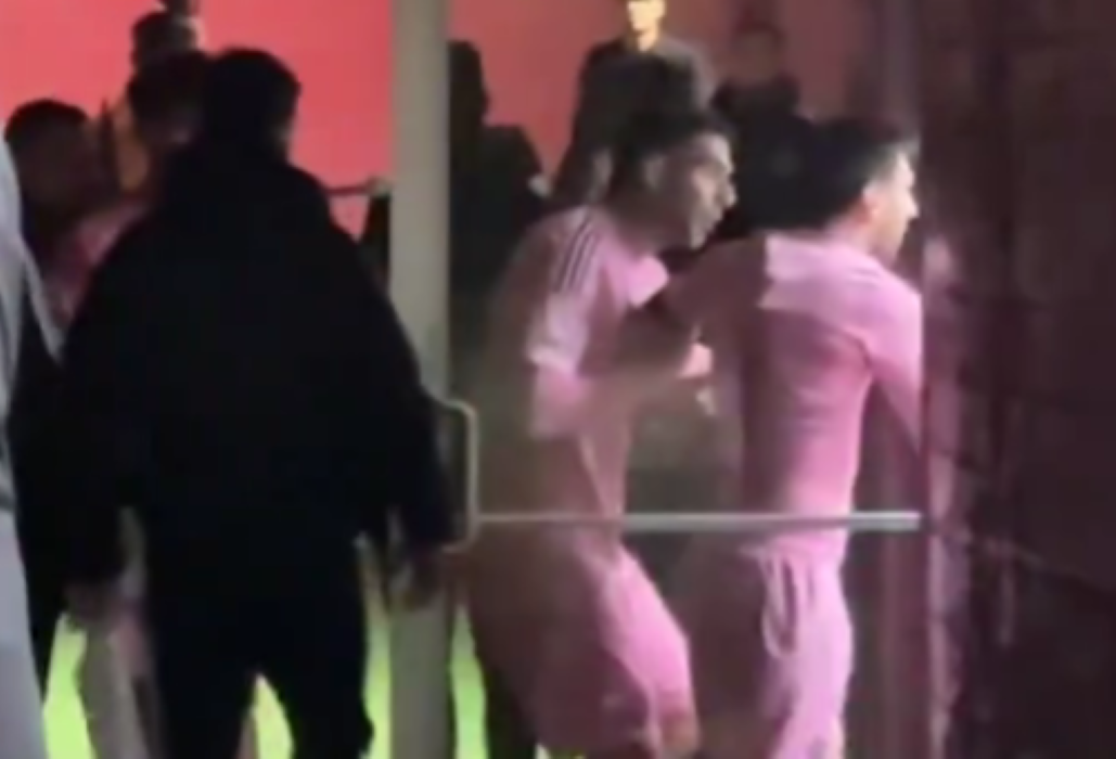 Лутиот Меси сакаше да се тепа со судиите, Суарез едвај го задржа (ВИДЕО)