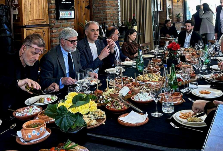 Славните спортски ѕвезди ручаа во Дебар маало