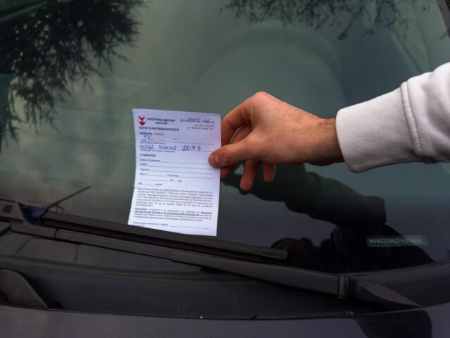 Казна од 50 евра за непрописно паркирање на јавни и зелени површини во Центар