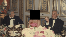 Поранешниот могул на „Викторија Сикрет“ вели дека Епштајн „украл огромни суми пари од неговото семејство“