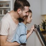 Да им помагаме на децата или да ги оставиме сами да се снајдат?