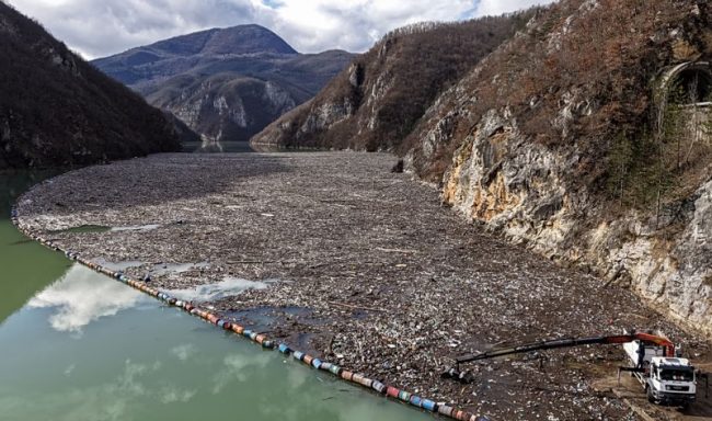 ТОНИ ЃУБРЕ СЕ НАСОБРАА ВО РЕКАТА ДРИНА ВО БИХ, АКТИВИСТИТЕ ВЕЛАТ ДЕКА НЕМА ПОЛИТИЧКА ВОЛЈА ДА СЕ РЕШИ ПРОБЛЕМОТ