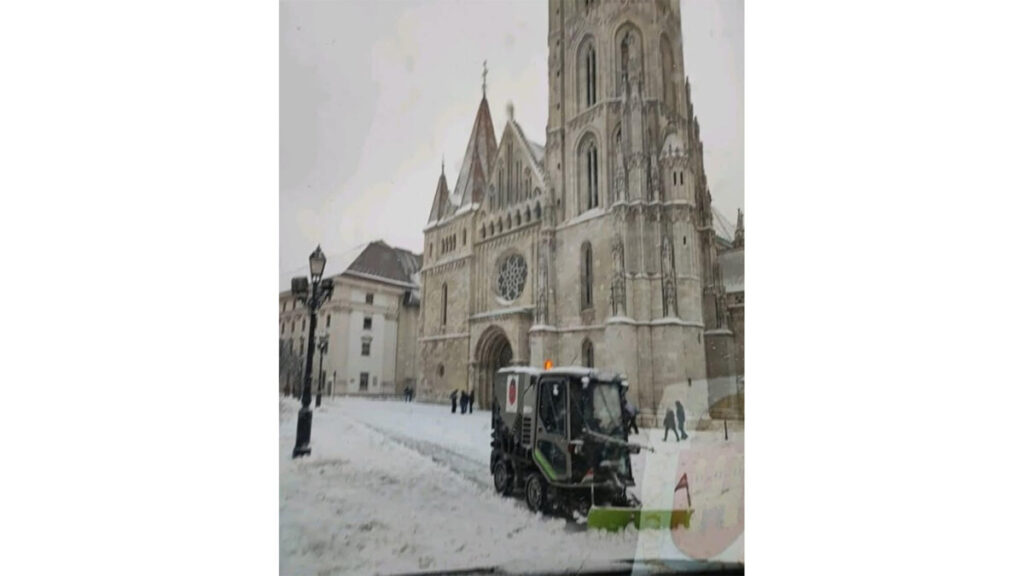 Македонско возило привлече внимание на улиците на Будимпешта: Green Machines чисти снег кај Будимската тврдина