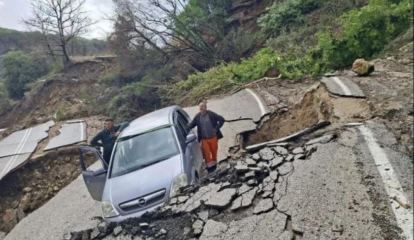 ВИДЕО Апокалиптични сцени од Грција: Невреме од невидени размери, поплавени места, лизгања на земјиште