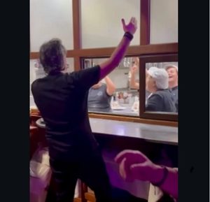 Дац и Александар ги оставија гостите и влегоа во кујна да им запеат на вработените – момент што ја воодушеви Македонија